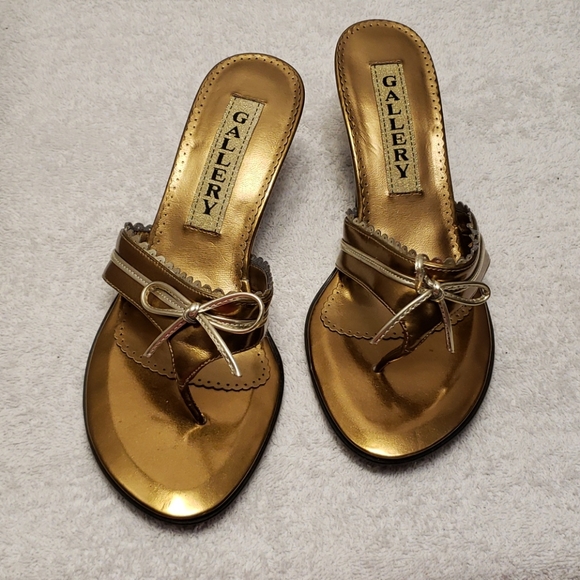 NWOT Gallery slip on toe thong sandals, gold, 6 - Picture 1 of 6